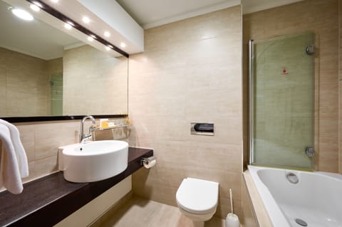 Combined shower/tub, rainfall showerhead, free toiletries, hair dryer