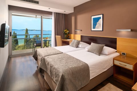 Superior Double Room, Sea View | Individually furnished, desk, laptop workspace, blackout drapes
