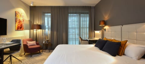 Premium bedding, in-room safe, desk, laptop workspace