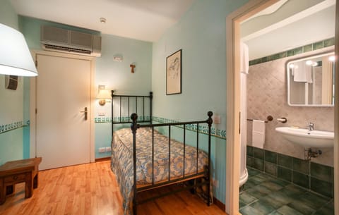 Premium bedding, soundproofing, cribs/infant beds, free WiFi