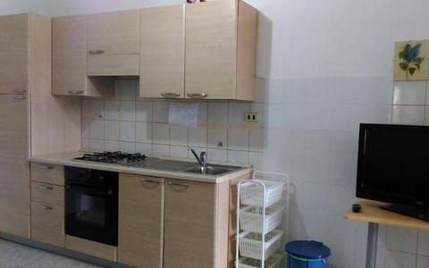 Full-size fridge, oven, stovetop, coffee/tea maker