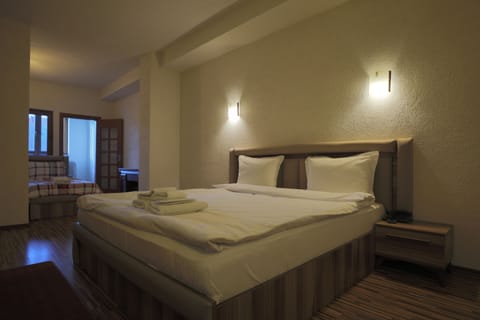 Deluxe Twin Room | 1 bedroom, premium bedding, minibar, individually decorated