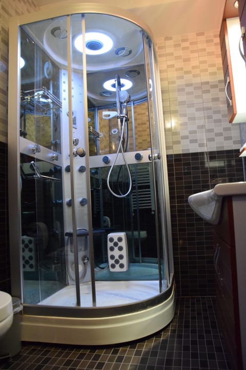 Deluxe Twin Room | Bathroom | Combined shower/tub, spring water tub, hydromassage showerhead