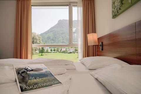 Hypo-allergenic bedding, in-room safe, desk, laptop workspace