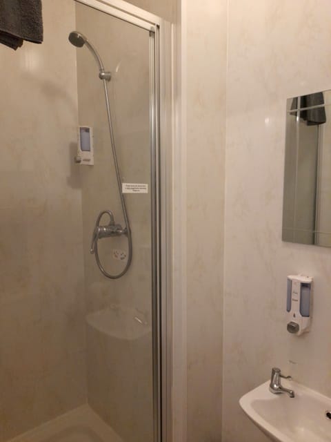 Double Room, Ensuite (Large) | Bathroom | Shower, free toiletries, hair dryer, towels