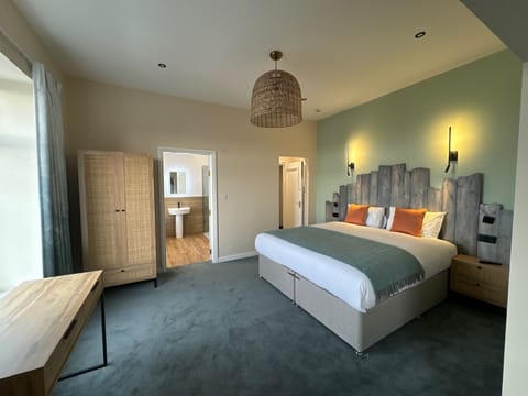 Premier Suite | Individually decorated, individually furnished, desk, blackout drapes