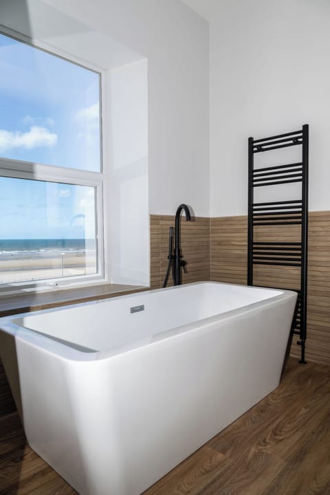 Premier Suite | Bathroom | Hair dryer, towels