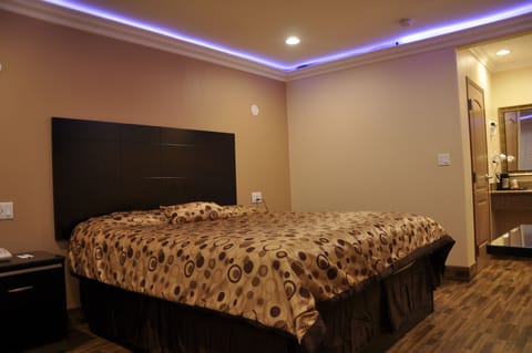 Superior Room, 1 King Bed | Desk, iron/ironing board, free WiFi, bed sheets