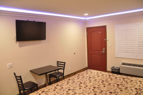 Standard Room, 1 Queen Bed | Desk, iron/ironing board, free WiFi, bed sheets