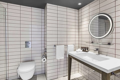 Junior Suite (River View) | Bathroom | Shower, free toiletries, hair dryer, towels