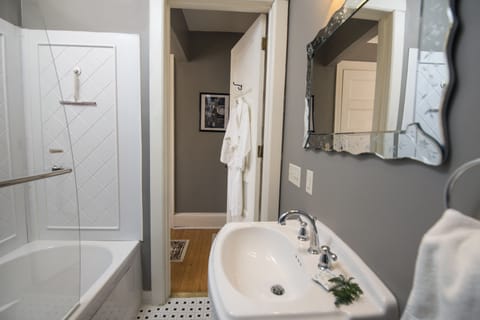 Romantic Room, 1 Queen Bed, Jetted Tub | City view