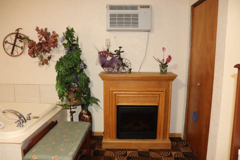 Basic Suite, 1 King Bed | In-room dining