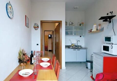 Economy Apartment, 1 Bedroom, Mountain View | In-room dining