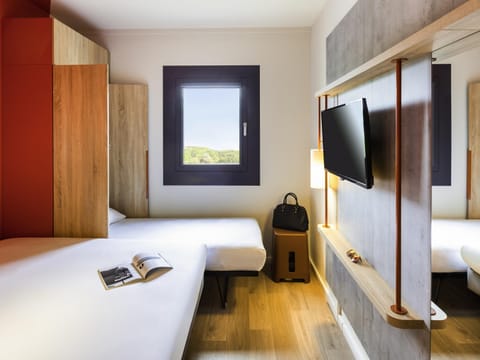 Double Room, Multiple Beds | Hypo-allergenic bedding, desk, laptop workspace, soundproofing