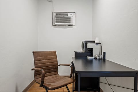 Economy Room, 1 Queen Bed, Non Smoking | Premium bedding, blackout drapes, free WiFi, bed sheets