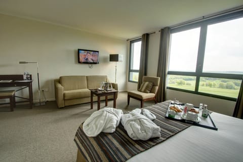 Junior Suite, 1 King Bed, Golf View | 1 bedroom, in-room safe, desk, blackout drapes