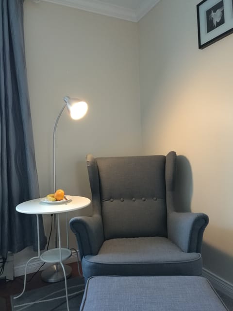 Comfort Room, 1 Queen Bed | Living area