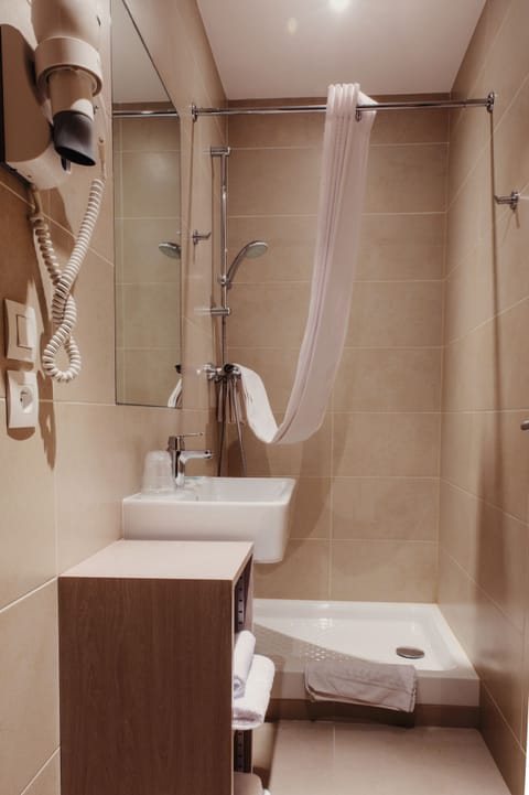 Superior Double Room | Bathroom | Shower, free toiletries, hair dryer, towels