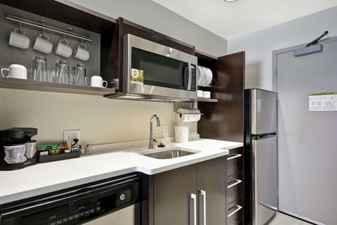 Full-size fridge, microwave, dishwasher, cookware/dishes/utensils