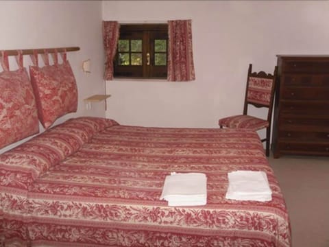 Apartment, 2 Bedrooms | Desk, bed sheets