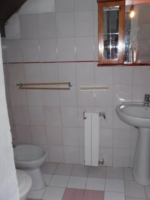 Apartment, 2 Bedrooms | Bathroom | Shower, hair dryer, bidet, towels