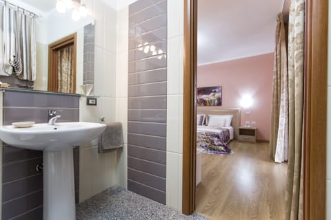 Deluxe Double Room | Bathroom | Shower, free toiletries, hair dryer, bidet