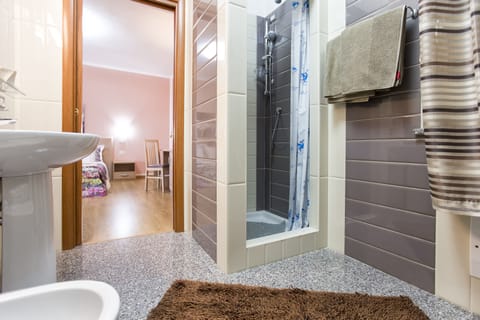 Deluxe Double Room | Bathroom | Shower, free toiletries, hair dryer, bidet