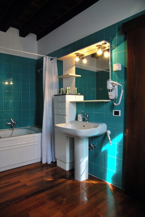 Camera Brembati con letto matrimoniale o 2 letti singoli | Private kitchen | Electric kettle