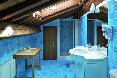 Camera De Rossi Tripla | Bathroom | Free toiletries, hair dryer, slippers, bidet