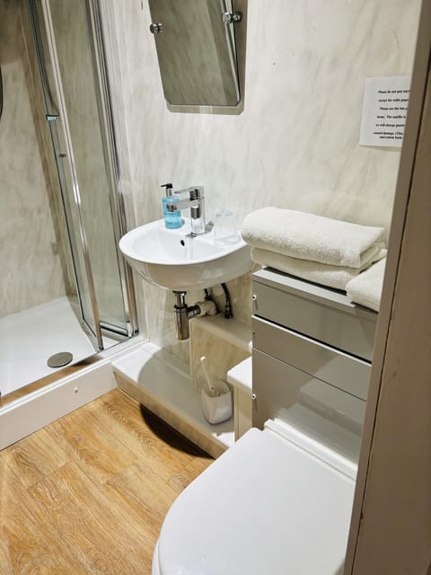 Twin Room, Ensuite | Bathroom