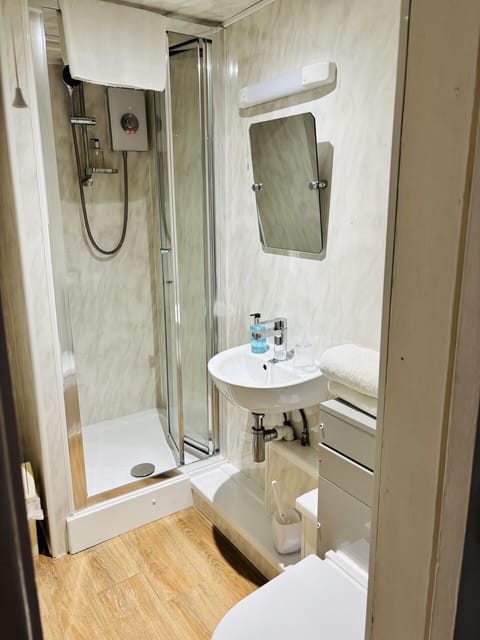 Twin Room, Ensuite | Bathroom