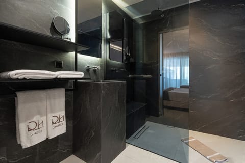 Deluxe Studio Suite | Bathroom | Shower, rainfall showerhead, designer toiletries, hair dryer