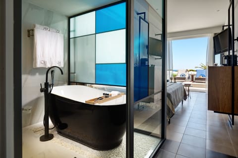 Swim Up suite with sharing pool | Deep soaking bathtub