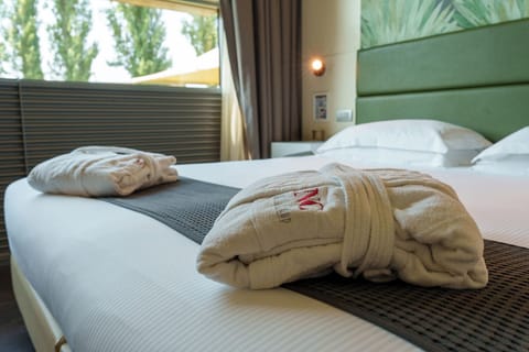 Standard Room, 1 Queen Bed | Memory foam beds, minibar, in-room safe, desk