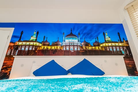 Pavilion King Suite with En Suite Bath/Shower | Hypo-allergenic bedding, bed sheets