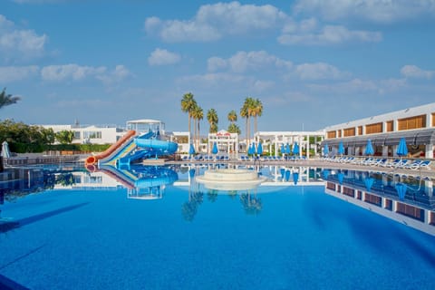 2 outdoor pools, sun loungers