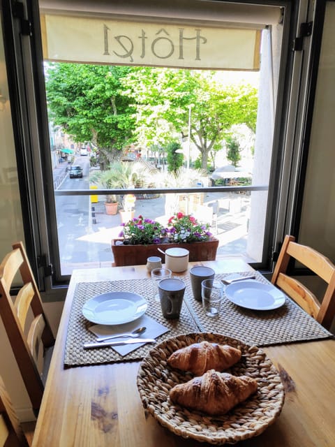 Daily continental breakfast (EUR 9.50 per person)
