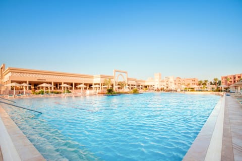 5 outdoor pools, sun loungers