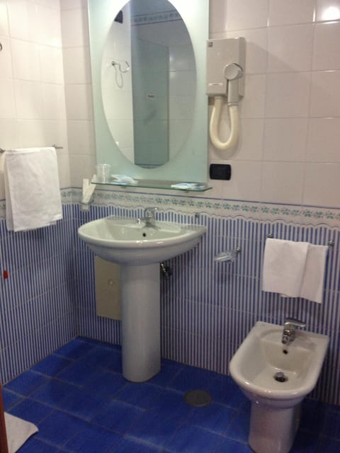 Shower, rainfall showerhead, free toiletries, hair dryer