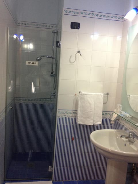 Shower, rainfall showerhead, free toiletries, hair dryer