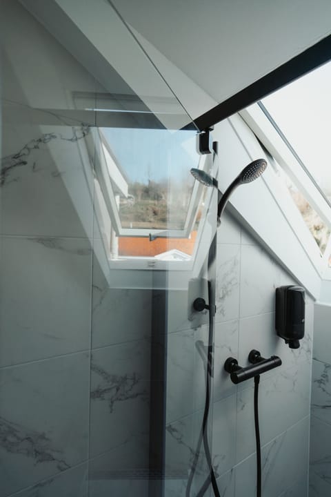 Small Double Room, ensuite | Bathroom | Free toiletries, hair dryer, towels, soap