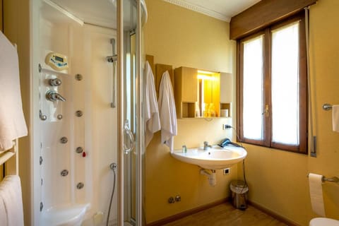 Shower, free toiletries, hair dryer, bidet