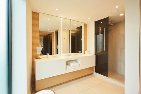 Premier Suite | Egyptian cotton sheets, premium bedding, minibar, in-room safe