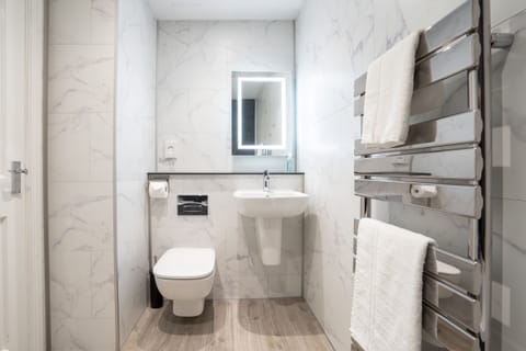 Premier Double Room, Ensuite | Bathroom | Towels