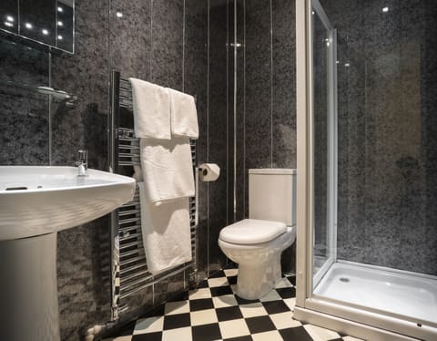 Twin Room, Ensuite | Bathroom | Towels