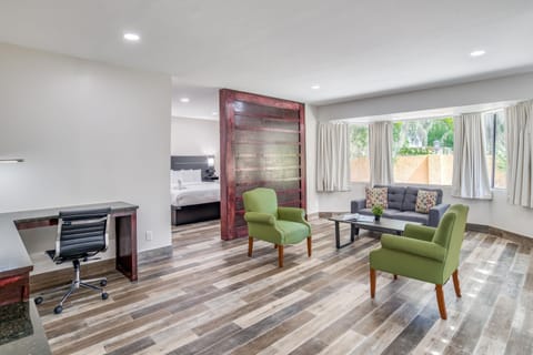 Deluxe Suite, 1 King Bed | Floor plan