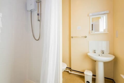 Single Room | Bathroom | Hair dryer, towels