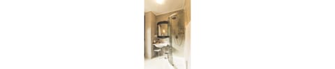 Superior Room | Bathroom | Free toiletries, hair dryer, bidet, towels