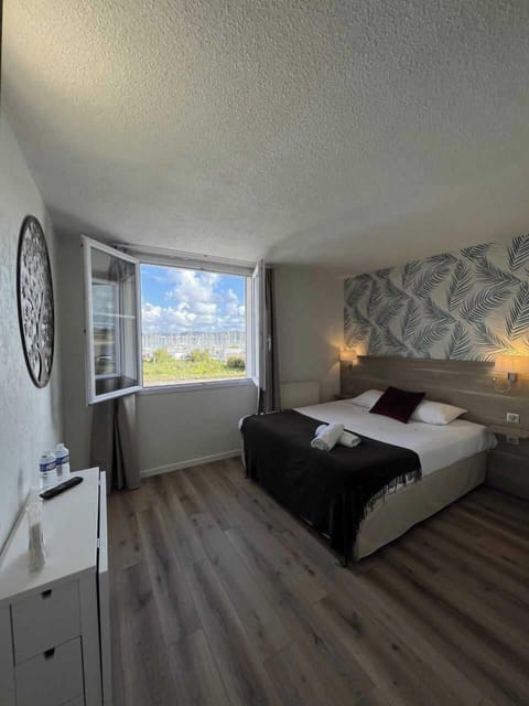 Superior Studio | Premium bedding, iron/ironing board, free WiFi, bed sheets