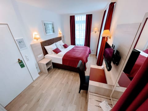 Standard Double Room | Desk, soundproofing, iron/ironing board, free WiFi